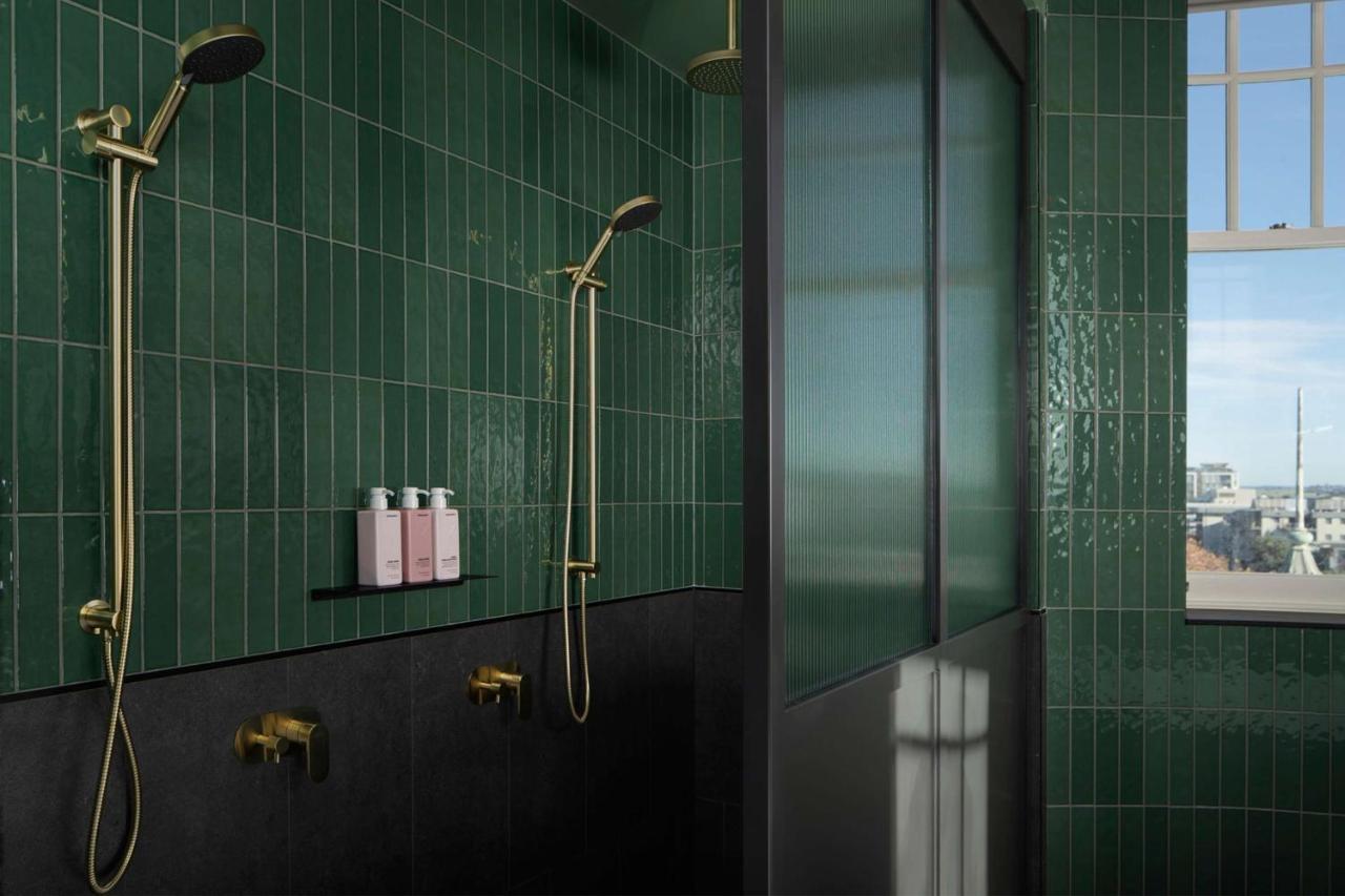 Готель Qt Ньюкасл Екстер'єр фото Bathroom with shower