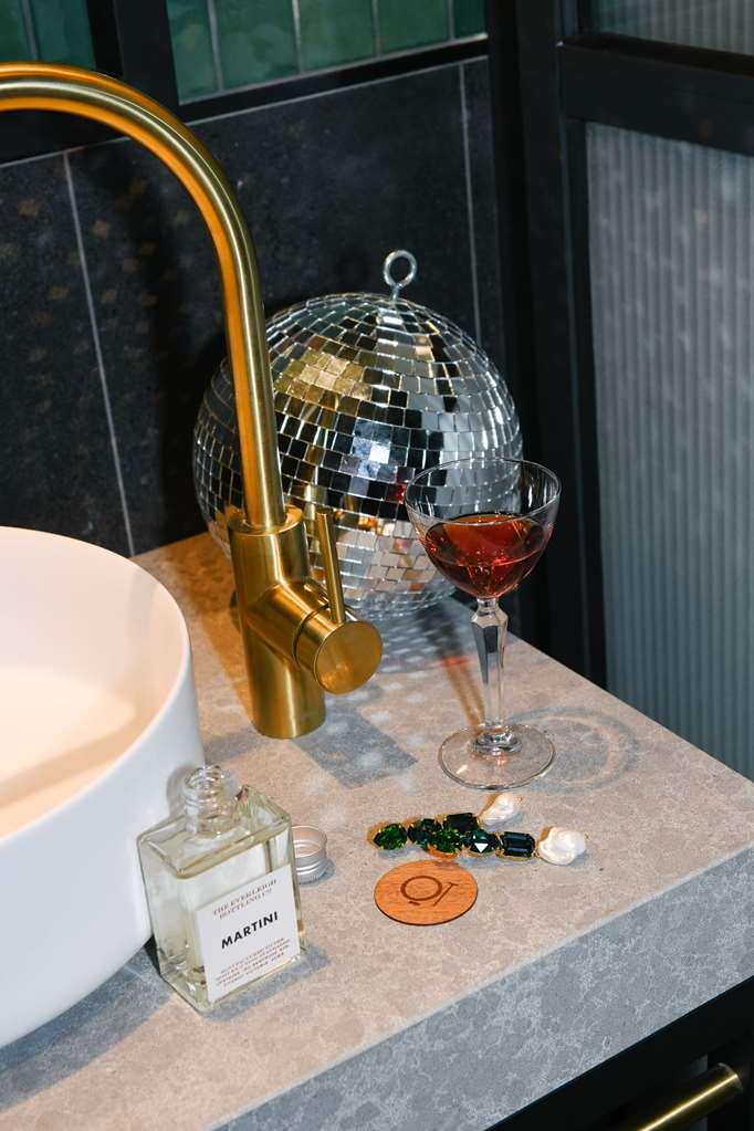 Готель Qt Ньюкасл Екстер'єр фото A disco ball in a bathroom