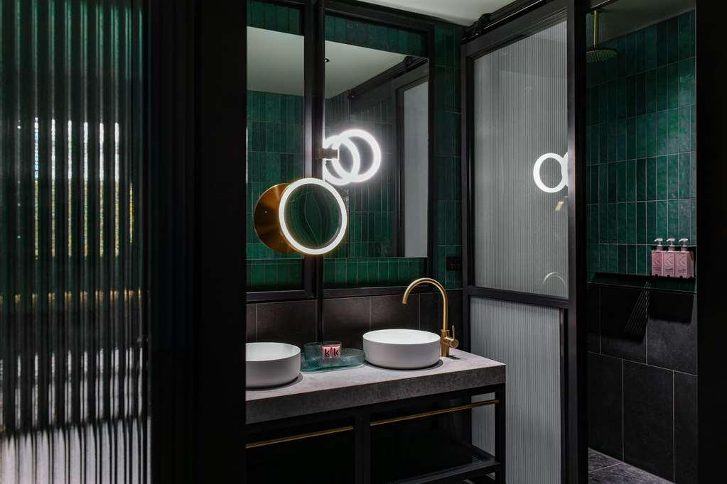 Готель Qt Ньюкасл Екстер'єр фото Bathroom
