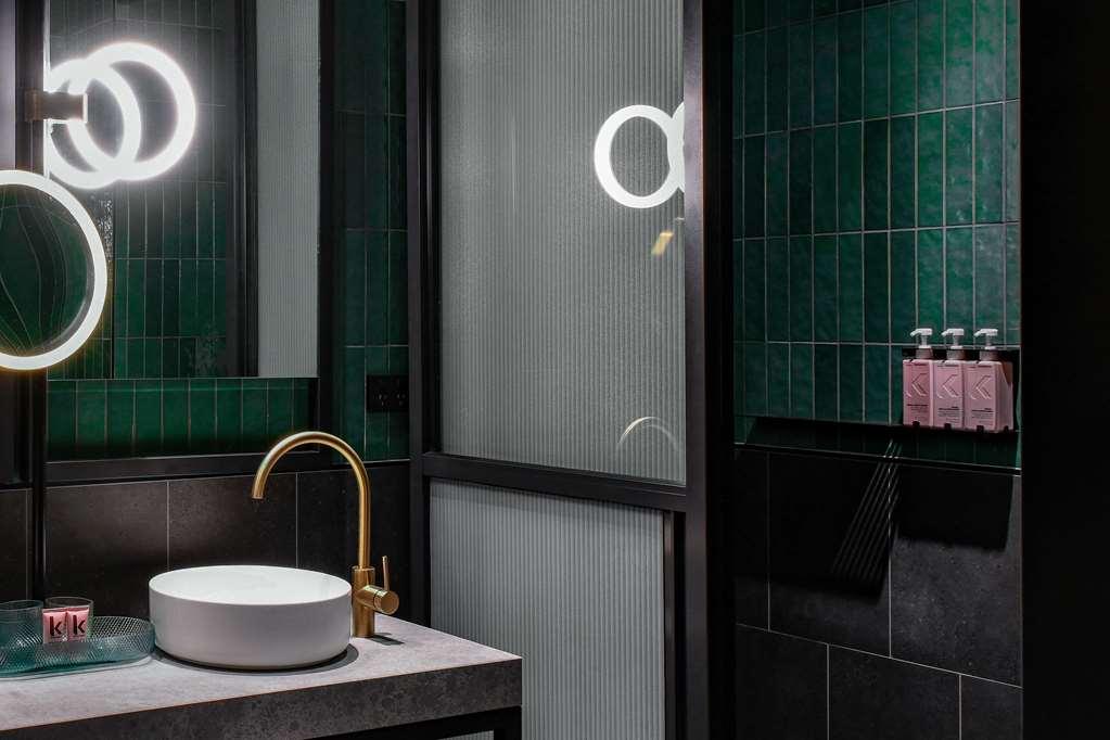 Готель Qt Ньюкасл Екстер'єр фото Bathroom
